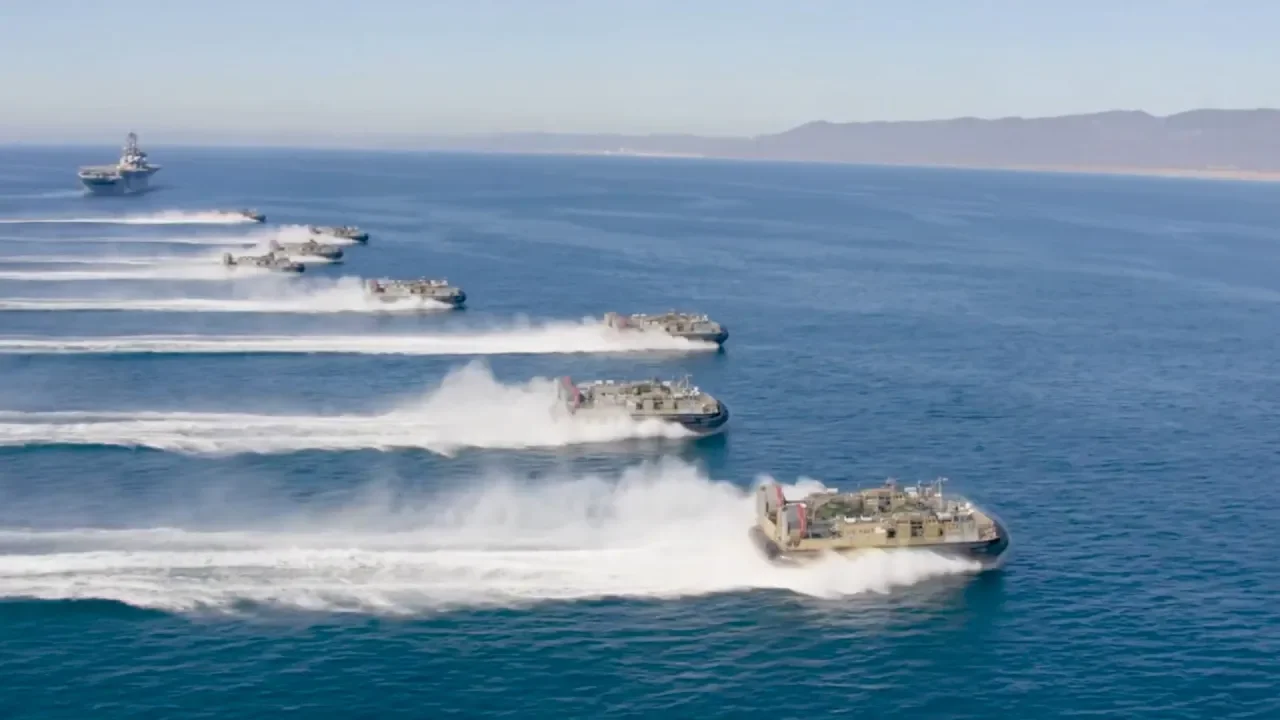 Катера LCAC с неплавающей техникой на борту