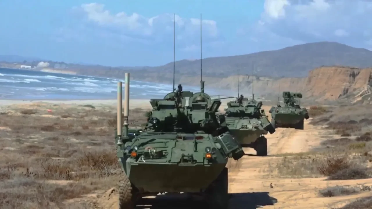 Колонна бронемашин LAV-25