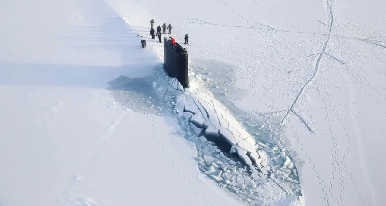 Атомная подводная лодка в море