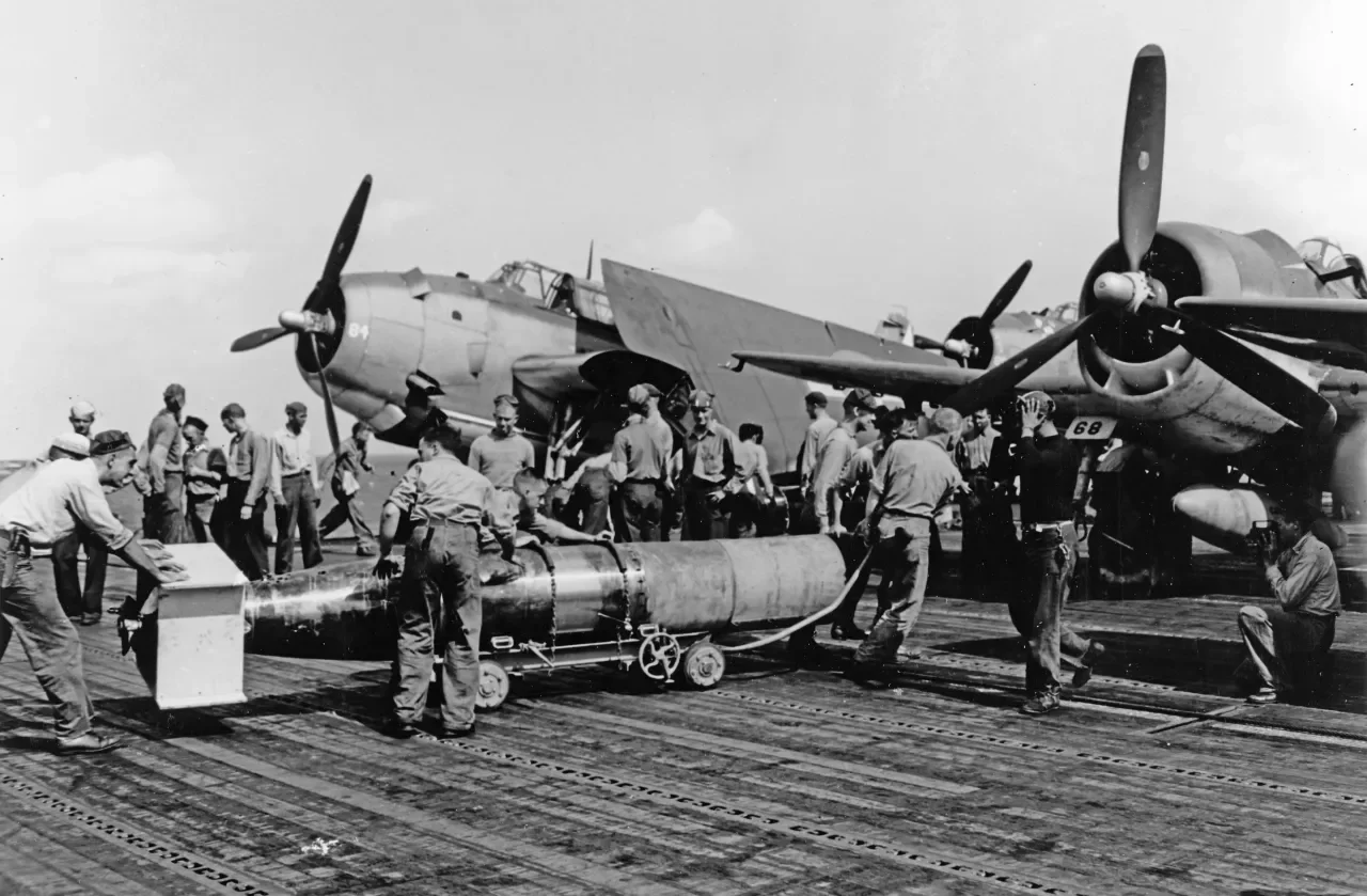 Торпеда Mark 13 на борту самолёта TBM Avenger