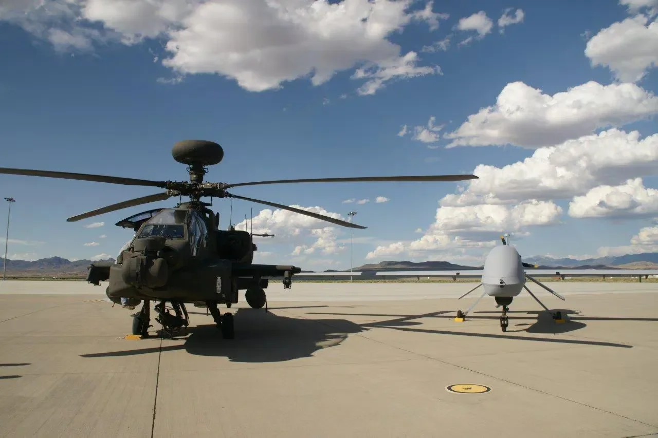 Boeing AH-64 Apache и беспилотник MQ-1C Gray Eagle