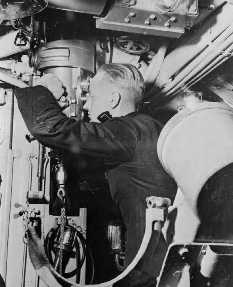 У перископа капитан-лейтенант Пентти Айраксинен, лето 1942 года