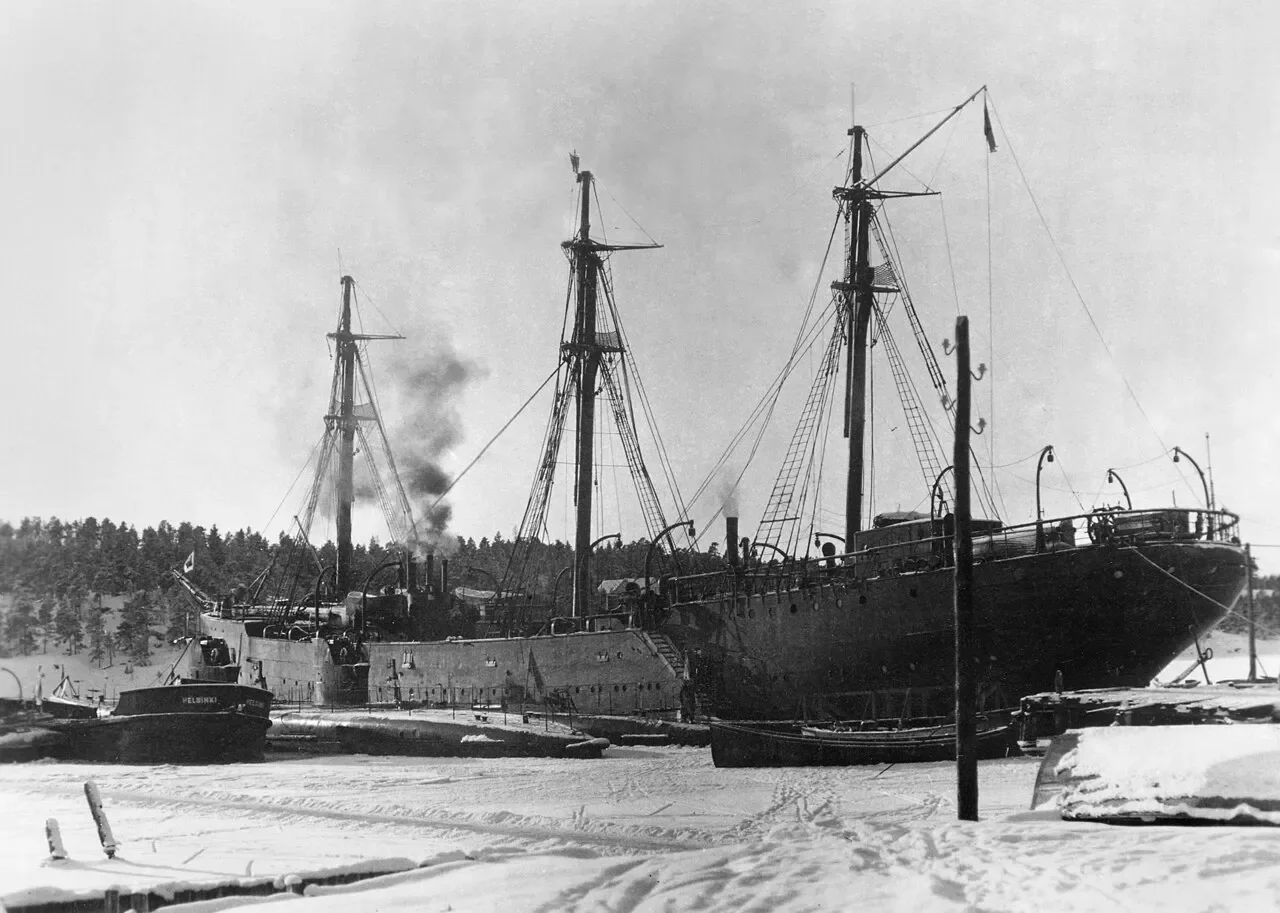Парусник «Suomen Joutsen», служивший плавучей базой подводных лодок