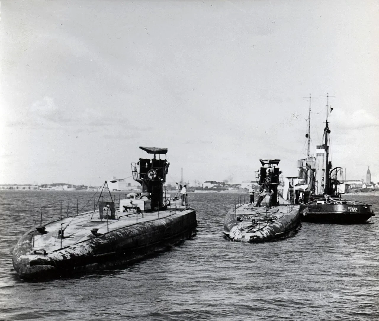 «Iku-Turso», «Vesihiisi» и буксир «Stein» в Хельсинки, август 1953 года