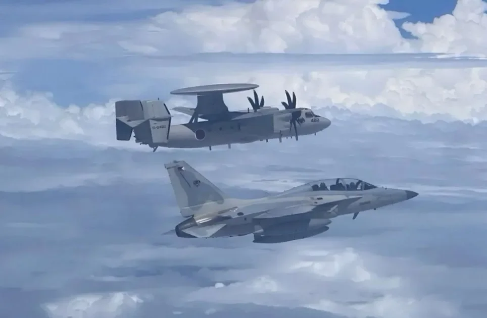 Совместный полёт японского E-2D и филиппинских FA-50