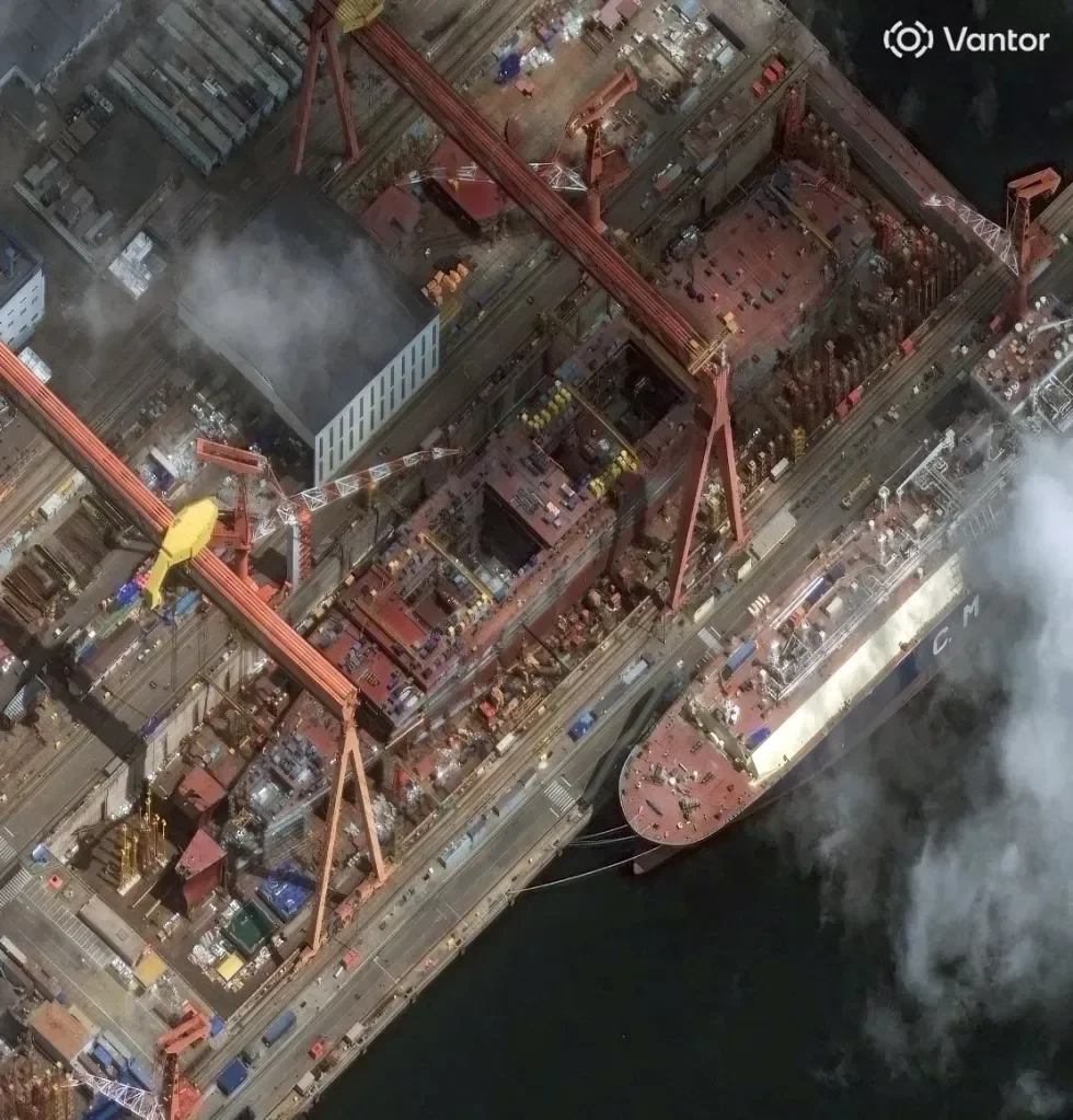 Type 004 на верфи в Даляне, август 2026 года