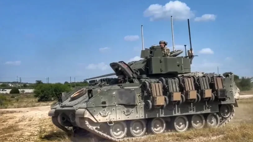 Пять роботов FireAnt на борту Bradley
