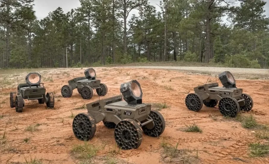 Робот FireAnt на боевой машине Bradley