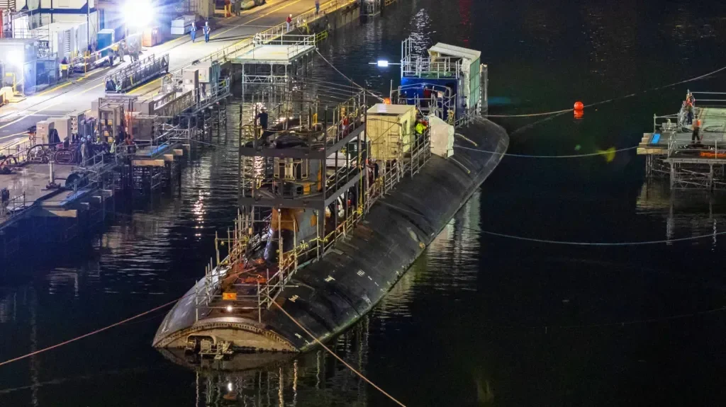USS Connecticut с повреждённой носовой частью