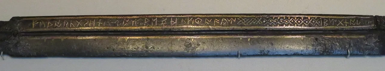 Руническая инкрустация на клинке
