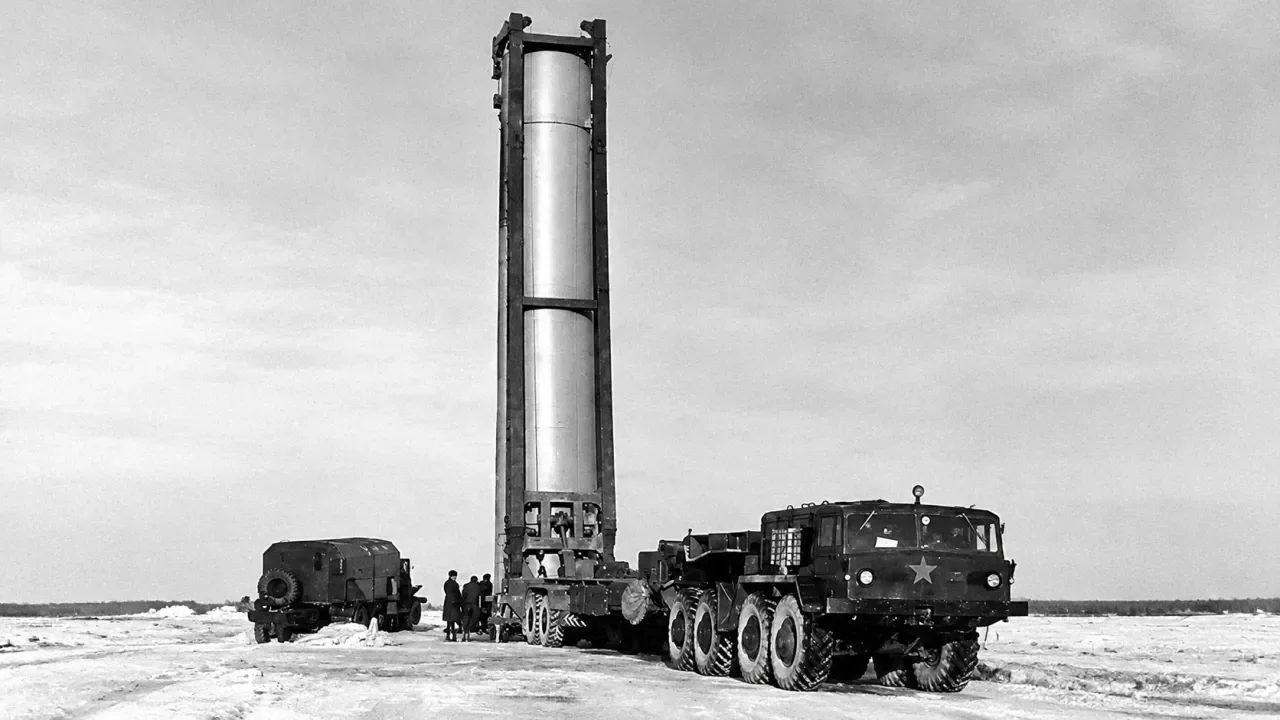 Установка транспортно-пускового контейнера УР-100 в шахту
