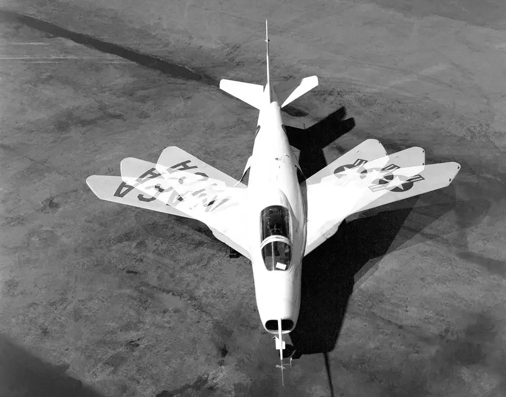 Многократная экспозиция американского экспериментального самолёта Bell X-5, показывающая изменение стреловидности его крыла в полёте.