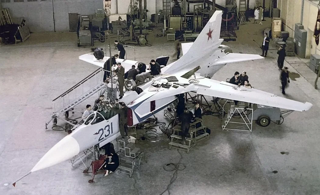 МиГ-23, заводской шифр «изделие 23-11», в цехе ОКБ Микояна