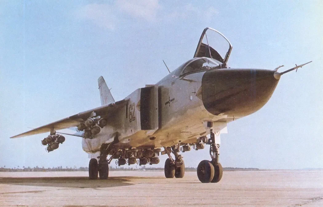 Су-24, опытный вариант с крылом изменяемой стреловидности Т6-2И