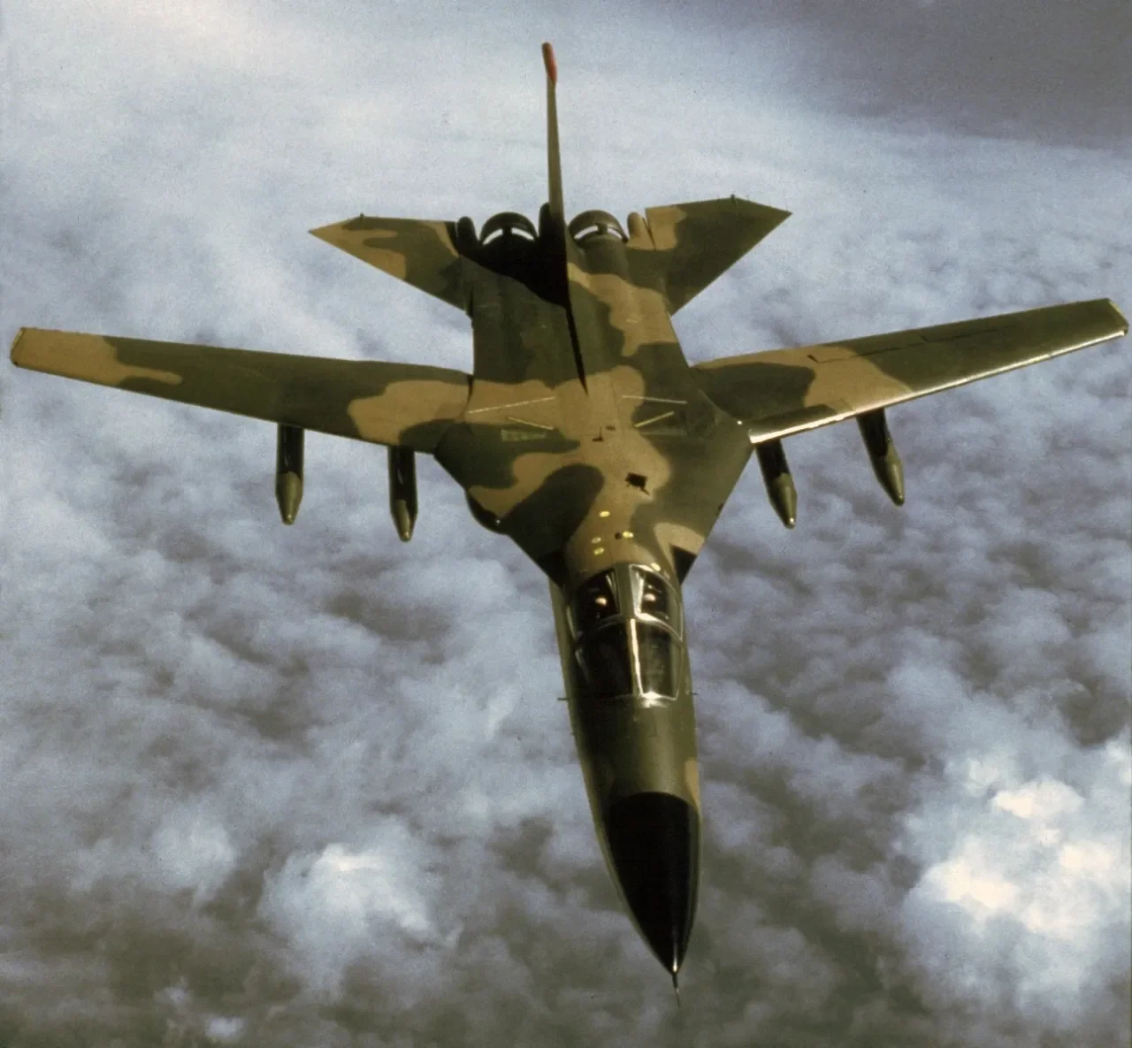Американский тактический бомбардировщик дальнего действия General Dynamics F-111 Aardvark