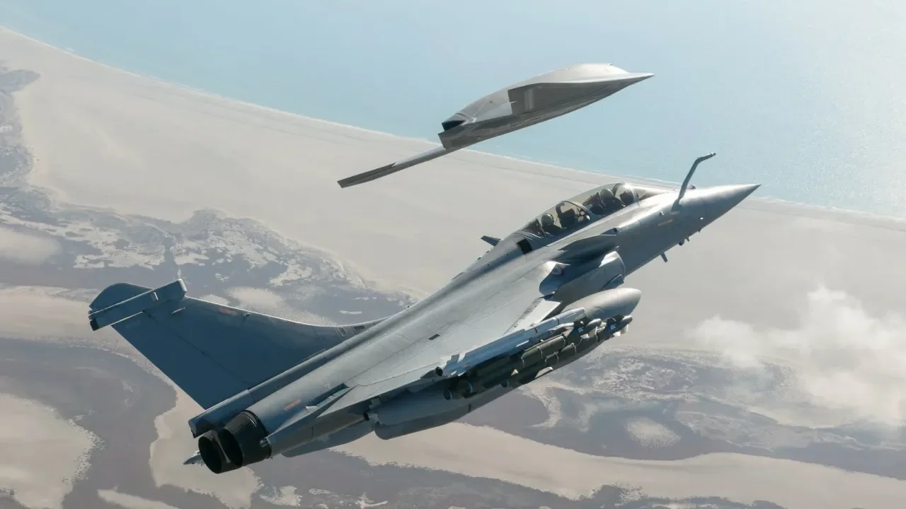 Rafale во время испытательного полета с демонстрационным боевым дроном Dassault nEUROn