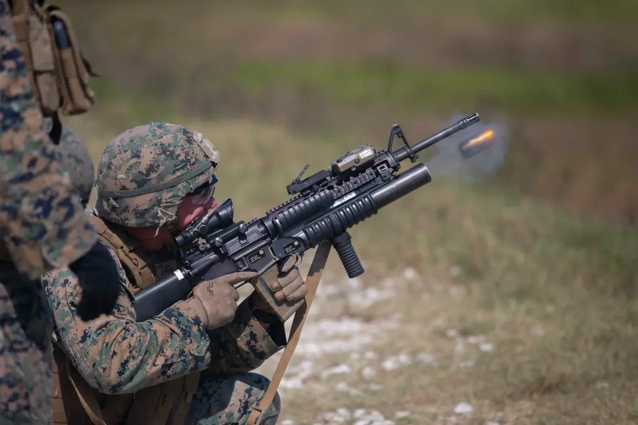 Выстрел из M203