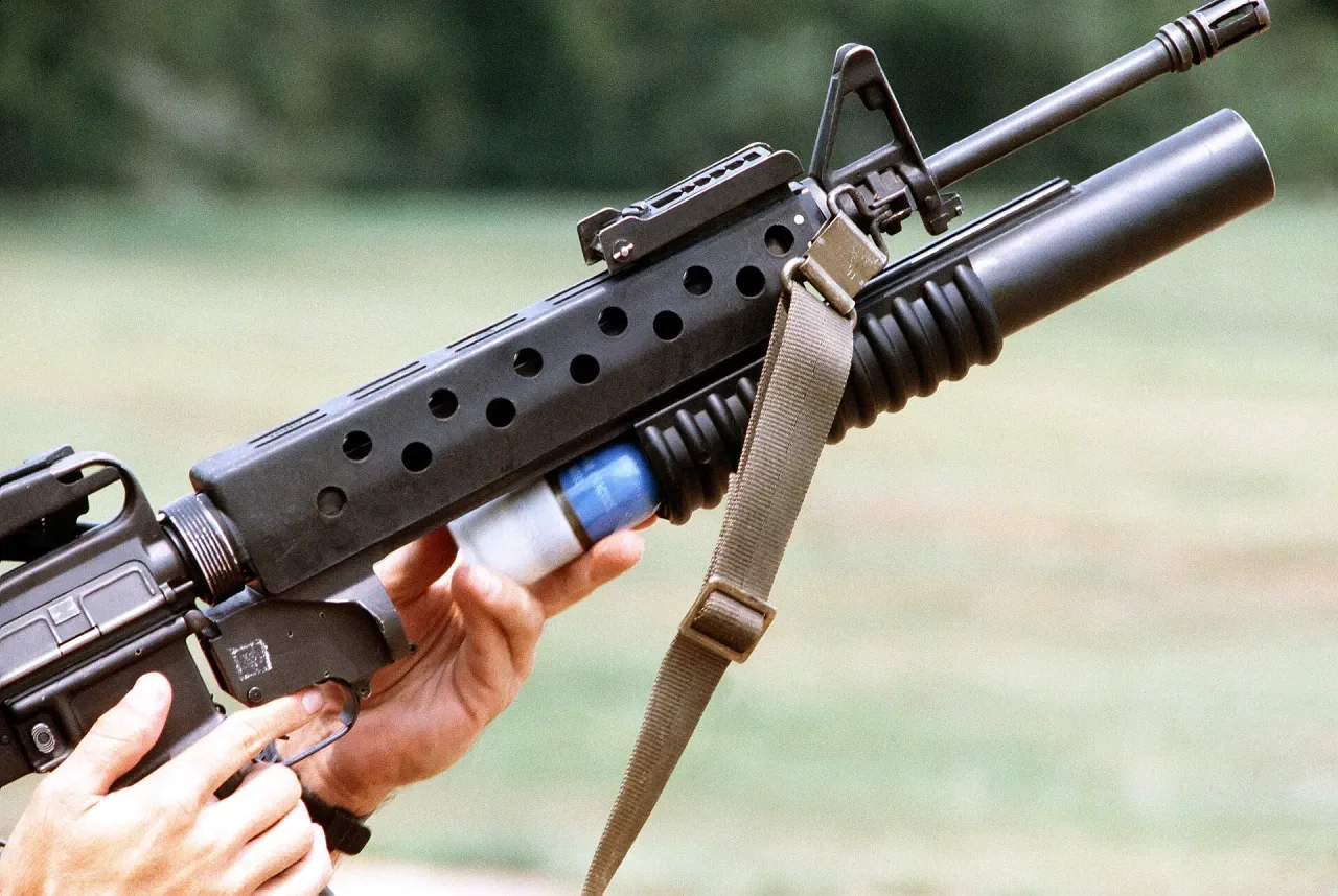 Перезарядка M203, установленного на M16A1