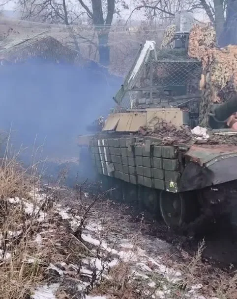 Танк Т-72АВ ВСУ покидает укрытие